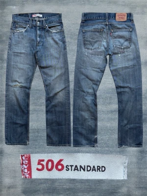 STRAIGHT/BOOTCUT LEVI’S 506 - Ett par extremt snygga Levi’s jeans med en trevlig wash! Lite slitningar här och var vilket jag diggar. Modellen kallas 506 och är rak med en gnutta bootcut! Storlek 30/34, hör av dig vid frågor! 