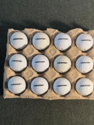 Callaway Supersoft golfbollar  - Säljer ett 12-pack vita golfbollar av modellen Supersoft från Callaway. Bollarna har klassisk dimple-design och levereras i en äggkartong-liknande förpackning. Perfekt för dig som vill ha extra mjuka golfbollar till rundan.