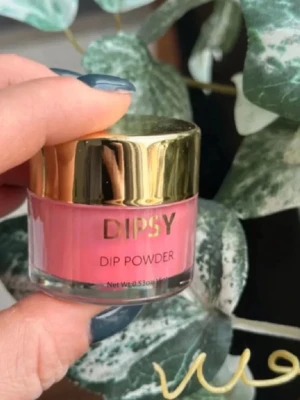 DIPSY Dip Powder  nagelpulver - DIPSY Dip Powder i en snygg rosa nyans. Perfekt för att skapa hållbara och trendiga naglar med en enkel applicering. Kommer i en rund burk med guldfärgat lock. Pulvret ger en jämn och intensiv färg till naglarna. ldrig använde bara öppnad, nypris 167kr   https://www.nailsbydipsy.se/products/cherry-red?_pos=1&_psq=Cherry+red&_ss=e&_v=1.0
