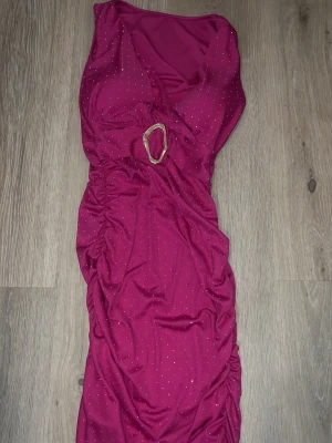 Klänning - Klänning med guldig detalj storlek One size (ser mer ut som en S/M) 