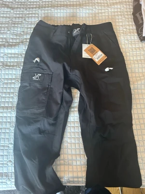 Revolution race friluftsbyxor - Revolution race friluftsbyxor som är helt nya, aldrig använda. Storlek L. 