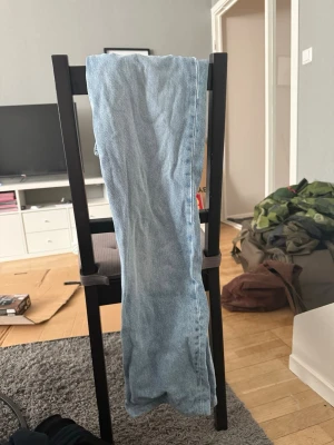  lågmidjade jeans  - Säljer 3 par blå lågmidjade jeans i klassisk denim. Jeansen har utsvängda ben och en tidlös look som passar till det mesta. Storlek 38 och M.