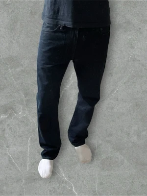 Svarta Levi's 504 jeans | W34 L32 - Säljer ett par klassiska svarta Levi's 501 jeans med rak passform och fem fickor. Jeansen har den ikoniska läderpatchen bak i midjan och är tillverkade i slitstark denim. Perfekta för en stilren och tidlös look.