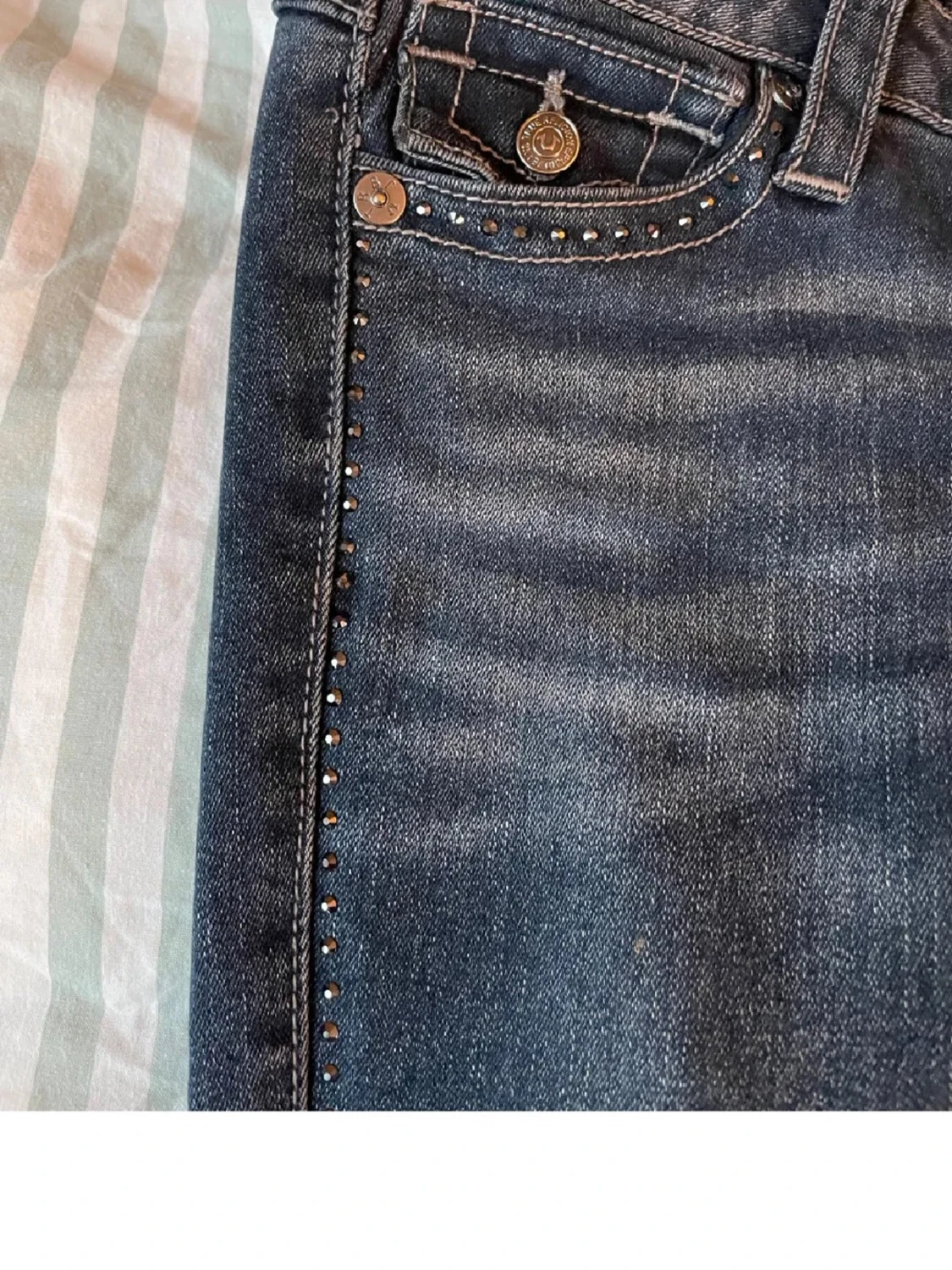 Mörkblå jeans med nitar - 2