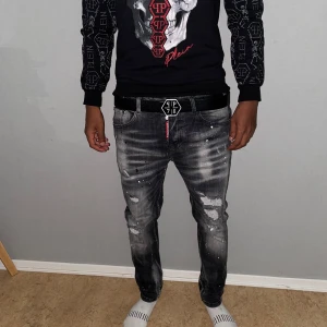 Philipp Plein bälte strl 120cm - Säljer ett philipp Plein bälte i storlek 120cm. Fin replika med grym kvalitét. Helt ny. Pris: 500:- skickas direkt inom 24 timmar 