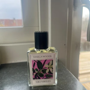 Vanilla Woods parfym The 7 Virtues 50ml - Köpt på Sephora och sprutad 2-3 gånger men tycker inte att den passar mig, nypris 1119 kr. Vegansk parfym med doftnoter - Toppnoter: Päron Hjärtnoter: Ros Basnoter: vanilj, bärnsten, karamell, bensoin