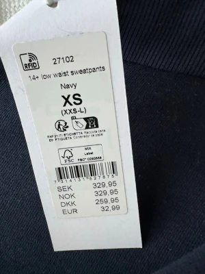 Mörkblå low waist mjukisbyxor XS - Säljer ett par mörkblå low waist mjukisbyxor i storlek XS. Byxorna har resår och dragsko i midjan för skön passform. Perfekta för chill dagar eller när du vill vara extra bekväm. Klassisk modell med raka ben och mjukt material.