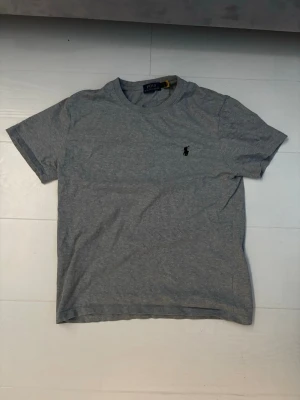 Polo T-shirt helt ny aldrig använd billigt och bra skick - Det står storlek L men den passa M och S bättre. Själ till att jag säljer är att den inte passar är för liten 