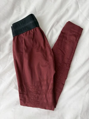 Gymshark träningstights - Vinröda träningstights från Gymshark som är i bra skick ❣️ säljer då jag har för mpnga