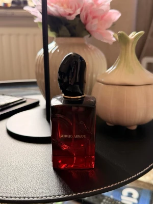 Giorgio Armani Si Passione 50ml – ca 80% kvar - Säljer en parfym från Giorgio Armani (Si Passione, 50 ml).  * Ca 80-85% kvar (se bild) * Väldigt fin doft – feminin, varm och elegant * Originalflaska * Förvarad mörkt och svalt  Säljs då den inte används längre. Perfekt om du vill testa en lyxigare parfym till bra pris ✨