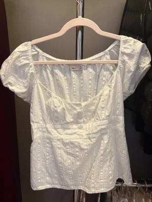 Vit blus  - Säljer denna vita blus från Nelly. Använt fåtal gånger.