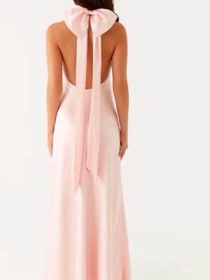 RESEVERAD Ljusrosa långklänning med rosett - Elegant ljusrosa långklänning i satinliknande material med hög hals och öppen rygg. Klänningen har en stor dekorativ rosett i nacken och ett stilrent, figurnära fall. Perfekt för balen!❣️