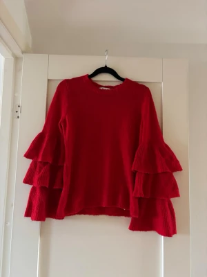 Stickad tröja  - Stickad tröja från na-kd köpte själv här på vinted och använt en gång på julafton storlek xs. Är lite små nopprig men absolut inget som stör eller något jag lagt märke till när man har den 