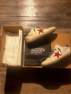 Golden goose skor  - Snygga golden goose, slita på hälen som ni ser på bild 3, storlek 46, skriv vid funderingar eller frågor.