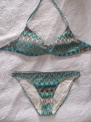 Missoni liknande bikini - Säljer min missoni liknande bikini ifrån Lindex, storlek s. Säljer då den inte kommer till användning💗