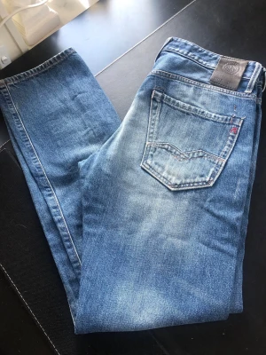 Replay Waitom - Säljer ett par riktigt snygga Replay waitom. Storleken på jeansen är 30. Passar till XS/S/M. Perfekta till vardagslooken och passar till det mesta. Säljs för 199kr pga att jag inte får användning av dem och nypris är 1500-1800kr!☺️