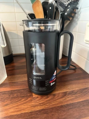 Elektrisk vattenkokare från Point - Snygg svart elektrisk vattenkokare från Point med digital display och flera temperaturinställningar (40°C, 55°C, 70°C, 85°C, 95°C). Utrustad med stort handtag och glasfönster på sidan för enkel nivåkontroll. Perfekt för köket och teälskare.