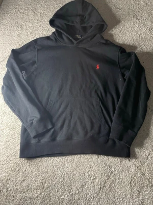 Svart Ralph lauren hoodie  - Ganska bra skick, den är i storlek xl men sitter som en M. Priset är diskuterbart vid snabb affär