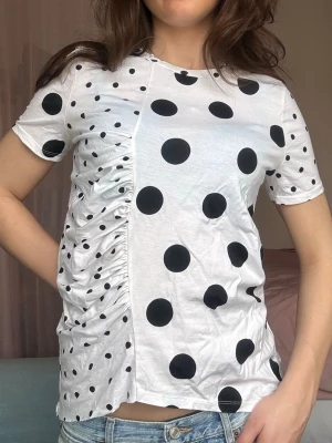 Cool polka dot t shirt!!  - Så snygg topp! 