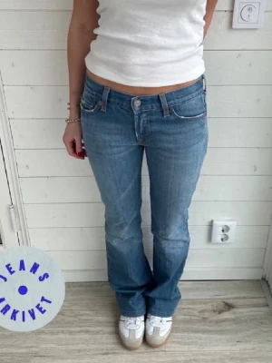 7 for all mankind jeans - Svin coola jeans från 7 for all mankind, det är exakt samma byxa som bild 1 & 2 bara att jag har gjort hål och hällt blekningsmedel på de (se bild tre)!! Midjemått: 37x2 cm, innerbenslängd: 79 cm, storlek: S💓