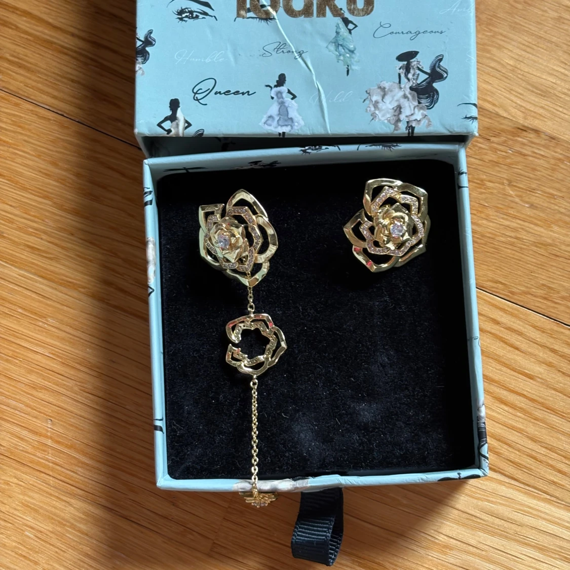 Guldiga rosformade örhängen från IOAKU - 3