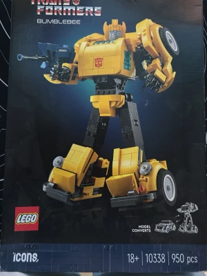 LEGO Transformers Bumblebee 10338. Oöppnad - Säljer ett LEGO Icons Transformers Bumblebee set, modellnummer 10338. Byggsatsen innehåller 950 delar och kan byggas om från robot till bil. Färgen är gul med svarta och grå detaljer. Perfekt för fans av Transformers och LEGO som gillar utmanande byggsatser.
