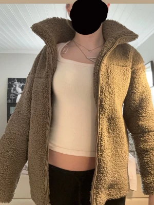 Teddyjacka från Gina  - Hej säljer den här trendiga teddyjacka ifrån Gina tricot den är använd en del men har inga skador så den är i bra skick skriv om ni har frågor och priset går att diskutera💕Hej säljer den här trendiga teddyjacka ifrån Gina tricot den är använd en del men har inga skador så den är i bra skick skriv om ni har frågor och priset går att diskutera💕