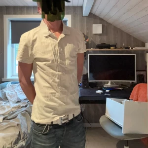 Vit kortärmad Peak från Björnborg - Säljer en vit peak knappt använd lite knuvlig för den har bara legat i min garderob 