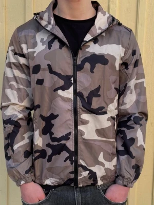 Camo windbreaker - Utförsäljning! Säljer sprillans nya camo windbreakers för endast 199 kr. Jackan fungerar perfekt nu inför de kommande vädret och man kan även justera passformen på insidan. Har 4 olika storlekar, XS,S,M och L Hör av er vid minsta fundering.