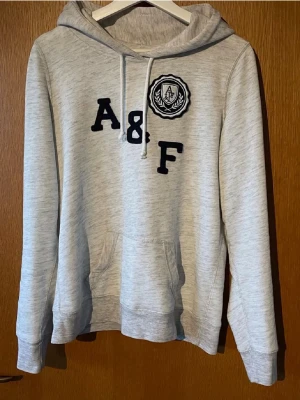 Abercrombie & Fitch hoodie - Märke: Abercrombie & Fitch | Passform: Slim/regular | Storlek: M | Färg: Grå | Skick: 8/10 | Defekter: Inga | Kom gärna med frågor!