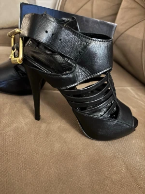 Svarta skinn klackskor från BIANCO - Superfina nya klackskor från BIANCO, oanvända! Köptes för 1500kr men säljer för 600 och pris kan diskuteras❤️