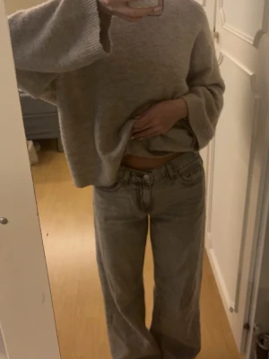 Gråa jeans  - Säljer ett par gråa jeans från Gina Tricot. De är endast använda ett fåtal gånger och som man kan se på sista bilden har de blivit lite missfärgade men det är knappast något som syns. Nypris på dessa jeans var 500 kr.