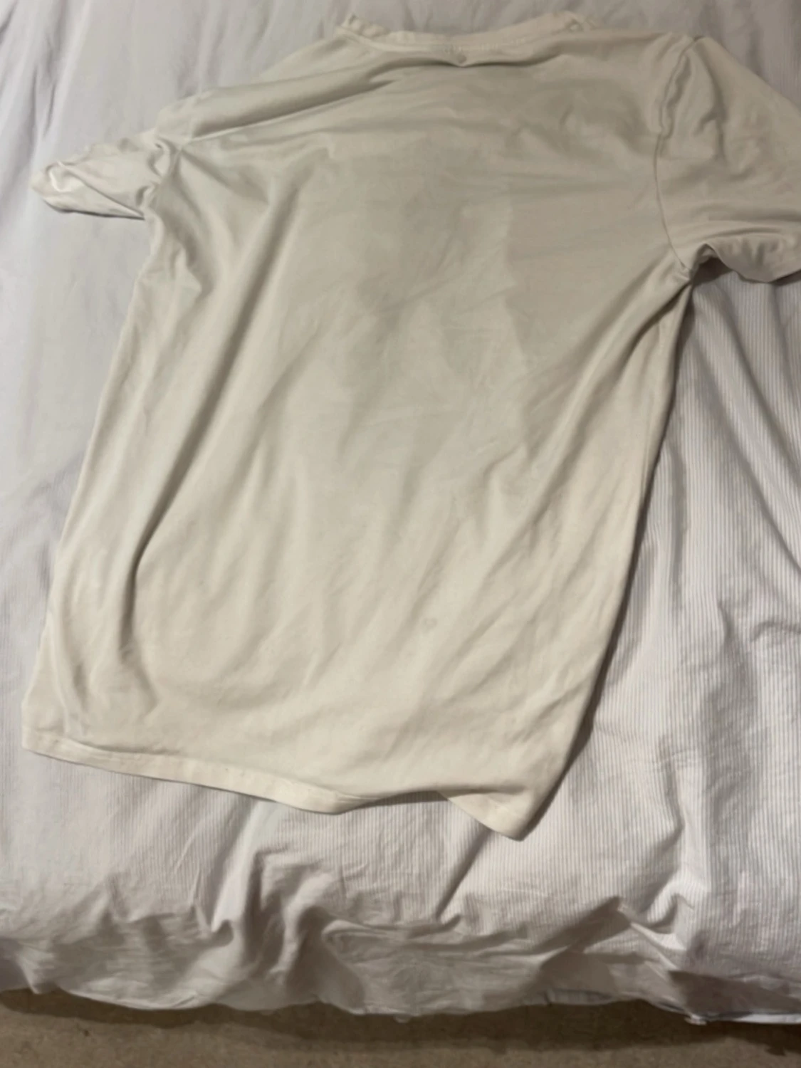 Vit t-shirt med grafiskt tryck - 1