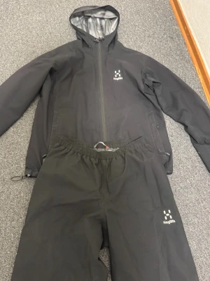 Haglöfs vindbyxor och matchande vindjacka - Riktigt bra skick, och för riktigt bra pris. Online 1500-2300 kr Mitt pris 649kr Pris går att diskuteras vid snabb affär