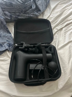 Andersson massagepistol med tillbehör - Säljer en svart massagepistol från Andersson i hård plast. Kommer i en smidig väska med flera utbytbara massagehuvuden och laddare. Perfekt för återhämtning efter träning eller för att mjuka upp stela muskler.