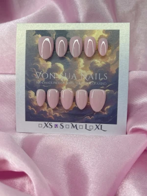 BabyPink (S);Short Almond - Handgjorda press-on naglar i en elegant ljusrosa nyans. Naglarna har en glansig finish och en snygg kort almondform som ger ett modernt och stilrent intryck. Perfekta för dig som vill ha en enkel men chic look.S: 15 mm, 11,5 mm, 12 mm, 11 mm, 9 mm 