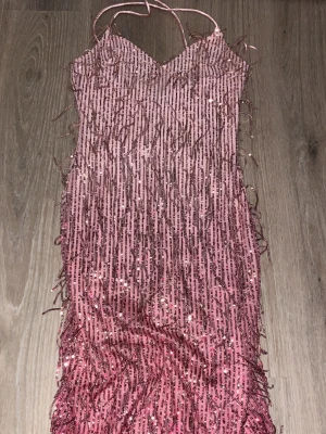 Klänning - Klänning från zara storlek xs, klänningen är midi 