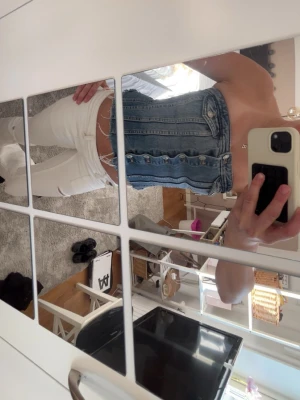 Zara Jeanstopp - Säljer denna jeanstopp i storlek XS från Zara! I nyskick och endast använd fåtal gånger! Skriv vid frågor!