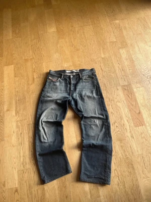 Diesel jeans - Säljer ett par mörkblå diesel jeans med en snygg tvätt. Använt bara några gånger och en av dem så gick flärpen sönder. Flärpen där bak är sönder men det syns inte om man har bälte. Skriv om ni vill ha mått eller om ni har några frågor. Priset är inte satt.