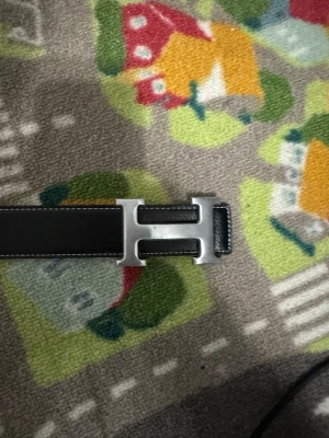 Svart skärp med H-spänne - Bra kondition, storlek 110. Fraktar snabbt!