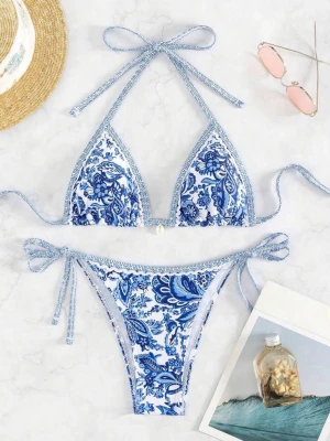 Blåvit bikini med blommigt mönster - Snygg bikini med blått och vitt blommigt mönster. Klassisk triangelmodell med knyt både i rygg, nacke och på sidorna av bikinitrosan. Perfekt för stranden eller poolen. Materialet känns mjukt och följsamt mot huden. Helt ny, inte ens provad! 