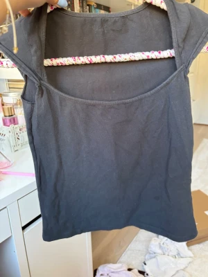 topp från brandy - en fin topp från brandy melville, perfekt för valborg