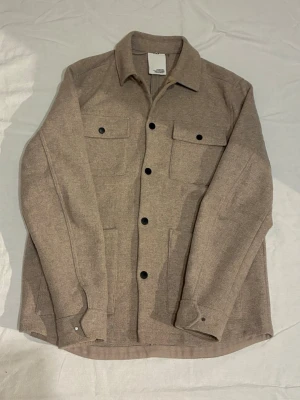 Ull Overshirt / vårjacka - Riktigt snygg beige overshirt / vårjacka i ullblandning som passar till det mesta. Bra skick, storlek M. Skriva vid minsta intresse 😀