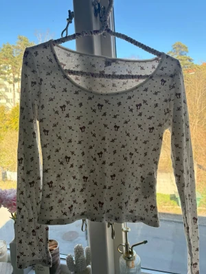 Vit långärmad topp med blommigt mönster - pyjamas topp från nelly