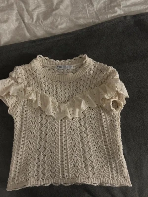 Zara Blus - Färg: Beige, Crèmefärgad  Märke: Zara  Storlek: S Fint skick, användes på valborg förra året. Mycket snygg! 🌸🌸priset kan tas ner