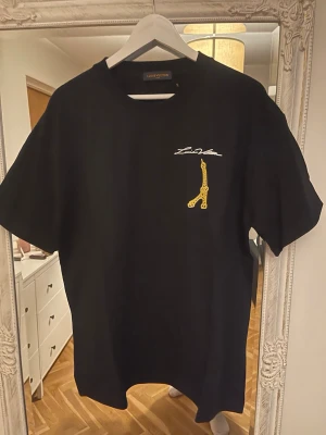 Fin svart T-shirt  - Fin svart T-shirt med text. Oversize.