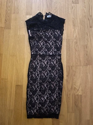 Svart spetsklänning  - Svart spetsklänning från vero Moda i storlek xs