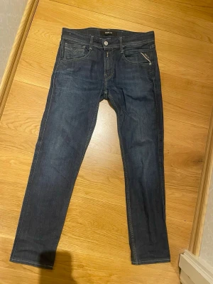 Mörkblå slim fit jeans från Replay - Snygga mörkblå jeans från Replay i slim fit.                 Använd instabox gärna 