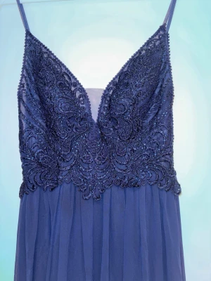 Marinblå långklänning med spets - Jag säljer min älskade balklänning! Den är marinblå och från märket Mascara från Zalando. Kostar 1995 kr ny. Jättefina paljetter och glitter upptill samt inlägg för brösten. Sitter jättebra för mig som vanligtvis inte känner mig bekväm utan bh. St 40 men passar mig som brukar ha M. Kom privat för fler bilder eller frågor. Endast använd en gång och i toppskick! #prom #Darkblue #dress #maxidress #summer #cleangirl #cleangirlaesthetic #thatgirl #thatgirlaesthetic #softgirl #classy #maxiklänning