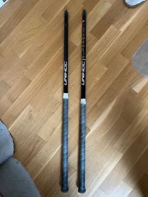 Unihoc innebandyskaft - Säljer nu mina fina Unihoc Superskin Max 29 skaft. Båda skaften är 92cm långa och 29 flex. Den grön/gula är från säsongen 22/23 och den mörkblåa är från säsongen 23/24. De är extremt sköna och välbalanserade, speciellt ihop med ett Unilite blad. Båda skaften är i väldigt fint skick och de har extremt bra hållbarhet. Båda skaften är i 100% kolfiber vilket gör dem lätta och sköna. 500kr för båda eller 300kr för endast en. Säljer helst båda ihop. (OBS endast skaft, inga blad).